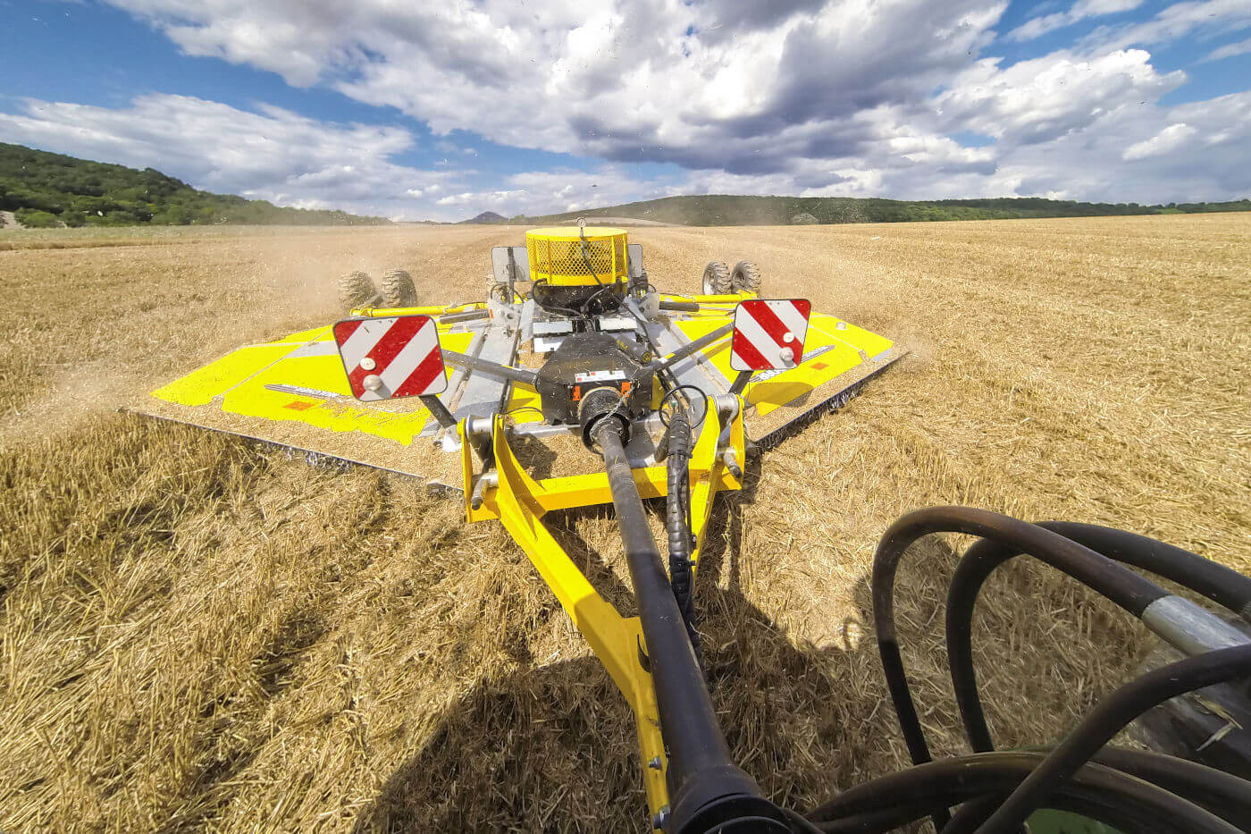 Bednar Mulcher-maanmuokkauslaite heinäpellolla.